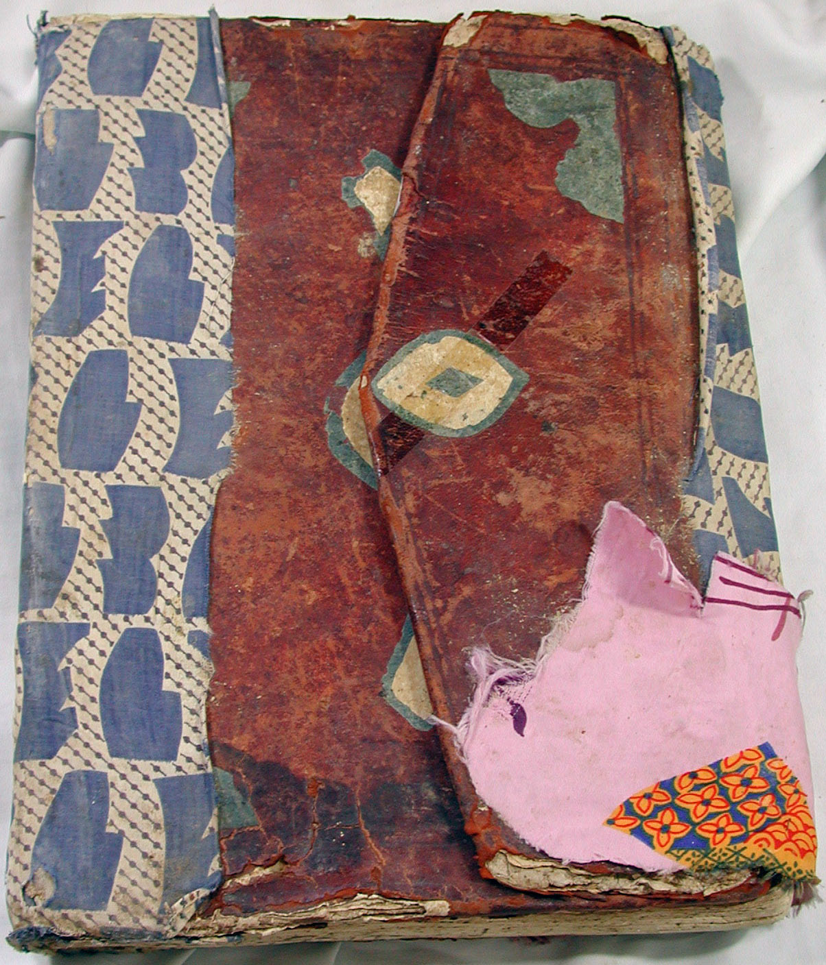 Cover of a manuscript in the Maktabat Āl al-Hāshimī collection, Sa'dah, Yemen (<a href='https://w3id.org/vhmml/readingRoom/view/144324'>ZMT 1200</a>)